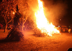 El gran fuego y la sorgina que protagonizaron la fiesta otros años en Suipacha, Argentina 