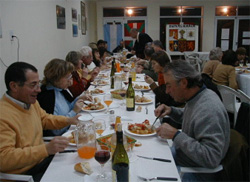 Un aspecto de la gran cena de inauguración de la Euskal Etxea (foto Villesgasko EuskaldunakEE)