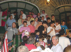 Los jugadores de la selección de Euskadi firmaron autógrafos para los socios de Eusko Etxea (foto CaracasEE)