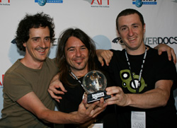 Harkaitz Martinez de San Vicente, Raul de la Fuente e Igor Otxoa con el premio (foto AFI)