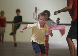 El juego del pañuelo, una manera divertida de aprender euskera en el campamento vasco de Boise (foto Kerry Maloney/Idaho Statesman)