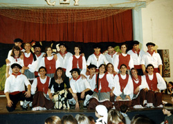 Ma Julia Ercoreca con parte del grupo Egunabar, en fiesta de 20 años del centro vasco de Maipú (diciembre de 1996) que coincidió con su despedida de Maipú (foto MJErcoreca)
