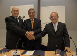 Juan Ignacio Pérez Iglesias, rector de la UPV-EHU, Juan Gimeno Ullastres, rector de la UNED y Javier Retegui Ayastui, presidente de Eusko Ikaskuntza