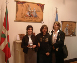 Olga Muniain, Lili Garro y Diana Crawley, que talló en madera los escudos de ambas artistas vascoargentinas (foto EuskalKultura.com)