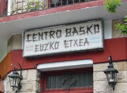 La Platako 'Euzko Etxea'ko egoitzaren sarrera nagusi gainean dauden hizkian (arg. BasqueHeritage.com)