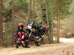 Mikel Etxeberria con su moto durante el viaje que realizó a Finlandia en 2004 (foto MEtxeberria)