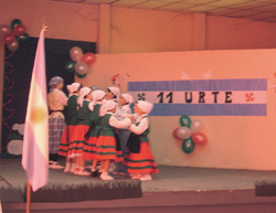 El grupo de dantzaris txikis de Toki Eder durante su actuación del domingo (foto EuskalKultura.com)