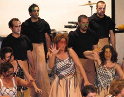 Miembros del coro Landarbaso abesbatza de Errenteria, Gipuzkoa, en una actuación (foto Landarbaso)
