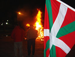 La fogata de San Juan, organizada y prendida por primera vez el pasado sábado, 23 de junio, en la ciudad bonaerense de Castelli