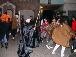 Las sorginak y personajes del Carnaval de Lantz protagonizaron el desfile (foto CañuelasEE)