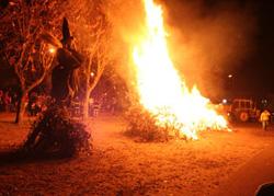 El gran fuego y la sorgina que protagonizaron la fiesta otros años en Suipacha, Argentina