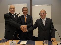 Juan Ignacio Pérez Iglesias, rector de la UPV-EHU, Juan Gimeno Ullastres, rector de la UNED y Javier Retegui Ayastui, presidente de Eusko Ikaskuntza