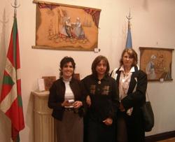 Olga Muniain, Lili Garro y Diana Crawley, que talló en madera los escudos de ambas artistas vascoargentinas (foto EuskalKultura.com)