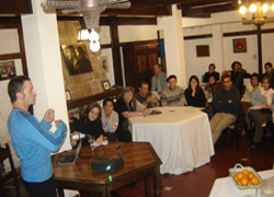 El técnico de HABE Kinku Zinkunegi impartiendo una clase del barnetegi en Rosario (foto EuskalKultura.com)