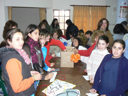 Un grupo de los jóvenes reunidos en el Día del Amigo de Beti Aurrera (foto Chivilcoy EE)