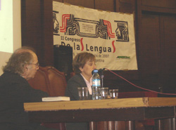 La consejera Miren Azkarate junto a Pérez Esquivel durante la charla que ofreció en el Congreso de laS LenguaS (foto Euskalkultura.com)