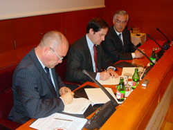 Acto de la firma del acuerdo en el Congreso Mundial de Colectividades (foto EuskalKultura.com)