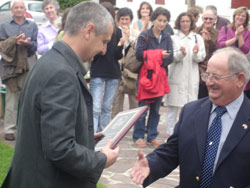 El alcalde de Bidarrai, Beñat Berhouet, sostiene en la mano la placa que le ha sido entregada por Pierro Etcharren (foto EuskalKultura.com)
