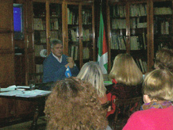 El profesor Cesar Arrondo ofreció una pequeña charla a modo de clausura del taller (foto Artaburu)