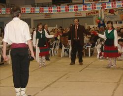 Un dantzari del Centro Vasco de Cañuelas bailó un aurresku en honor del intendente de Saladillo y las autoridades reunidas en el 9º Aniversario