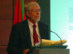 El experto en Diáspora vasca Bill Douglass en el Congreso de 2003 (foto EuskalKultura.com)
