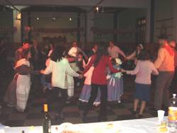 Participantes y dantzaris bailaron celebrando el solsticio, de verano allá, de invierno en El Chaco