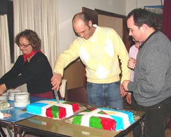 Cortando la torta en la que destacaban los colores de ambas banderas, la argentina y la vasca