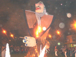 La tradicional Quema de la Sorgiña congregó a un gran número de curiosos (foto Necochea EE)