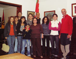 Algunos de los alumnos de Euskera rodean al profesor, Asier Bilbao, en el centro de la imagen