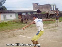 Saque de un pelotari de chaza, nombre que recibe la  modalidad local colombiana de pelota a mano (foto MiPutumayo.com)