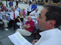 Joseba Chertudi leyendo en euskera tres oraciones que marineros vascos recitaban antes de salir al mar en busca de la ballena (foto EuskalKultura.com)