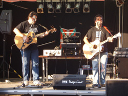 Petti y Rafa Rueda durante su actuación en el escenario junto al río Meno (foto M.Petrus)