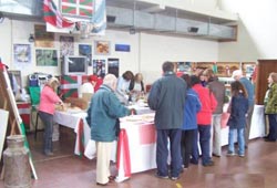 Aspecto que ofrecía el stand del Hiru Erreka en la pasada Feria de Colectividades tresarroyense.