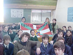 La ikurriña, sostenida por un grupo de alumnos de Polimodal del Instituto San Miguel de Las Flores
