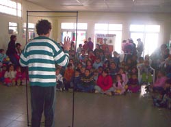 El artista local Rubén Pinedo presentó a los niños de Gral Villegas su espectáculo 'El pequeño circo'