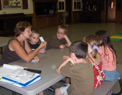 Clase con el grupo intermedio, de 7-10 años, en la sala central de la sede del Centro Vasco de Chino