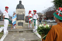 Un momento del homenaje en el monumento al general Necochea por parte de la colectividad vasca