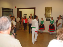 El dantzari Pablo Favrat baila en un acto previo de celebración del 130 aniversario del Centro Laurak Bat de capital federal (foto EuskalKultura.com)