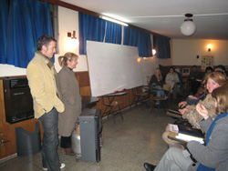 El técnico de HABE Kinku Zinkunegi asistió --pleno invierno en este hemisferio-- a la inauguración del curso en Euskal Erria de Montevideo 