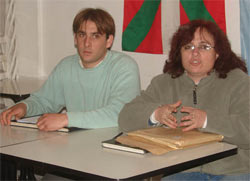 Juan Manuel Echevarria, tesorero, y María Silvina Bordenave, presidenta, durante la Asamblea 