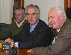Josu Legarreta, junto a Horacio Ugartemendia, presidente, y otros miembros del CV 'Beti Aurrera' de Chivilcoy, provincia de Buenos Aires
