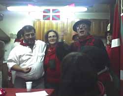Miembros de la euskal etxea porteña --en el centro Carlos Martínez, Cristina Cordara y Juan Carlos Ibarrola-- disfrutando del ambiente de la fiesta