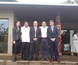 Lorea Bilbao (asesora de Política Lingüística), Wilson Reyes (director de CONADI), el viceconsejero Patxi Baztarrika, Petero Edmunds (alcalde de la isla de Pascua) y Jon Erdozia (representante del Gobierno Vasco en Chile), en el exterior de la Municipalid