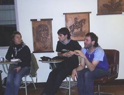De izquierda a derecha Sagri Mauleon, Iheltxu Orueta y Gorka Ovejero, durante la charla ofrecida en Eusketxe (foto EuskalKultura.com)