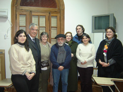 Josu Legarreta con miembros de las comisiones directivas de Eusketxe y Euskaltzaleak: Marina Aranguren, Josu Legarreta, Ma. Elena Etcheverry, Roberto Aguirre, Cecilia Bruno Laza, Carlos Sarrea,  Teresa de Zavaleta y Mariana Fernandez Castelli (foto Euskal