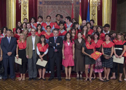 Detalle del grupo de jóvenes participantes del curso, recibidos por el presidente Miguel Sanz