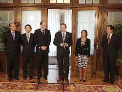 El Lehendakari y la delegación chilena posan junto a la presidenta del Parlamento Vasco, Izaskun Bilbao (foto Jon Bernárdez)