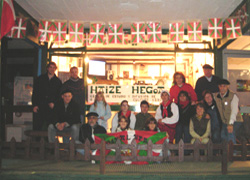 Voluntarios del Centro Haize Hegoa posan en frente de su stand en la Exposición Rural, que concluyó el pasado domingo (foto Haize Hegoa)