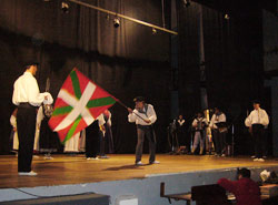 Los dantzaris de Aurtzaka en la actuación que ofrecieron el pasado domingo en Zipaquirá en el seno de la la gira que llevan a cabo por Colombia
