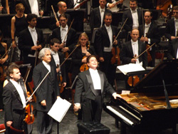 El pianista porteño Bruno Leonardo Gelber saluda a un público que logró cautivar, en el transcurso de la gira finalizada el pasado martes